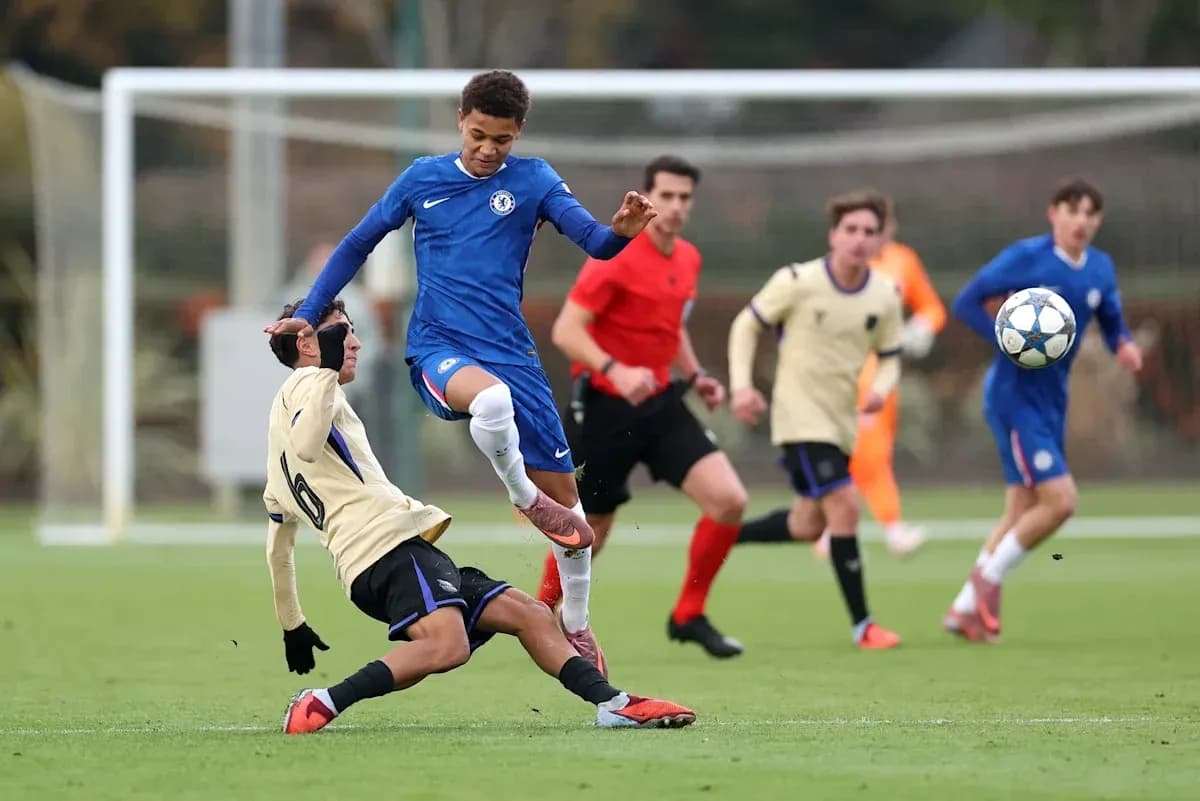 Joueur de Chelsea dribblant un adversaire au sol