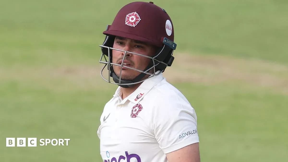 Joueur de cricket portant un casque sur le terrain