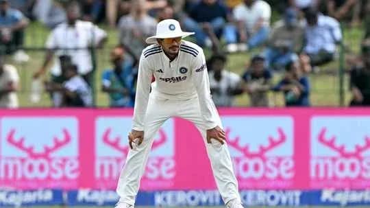 Joueur de cricket en position de réception sur le terrain