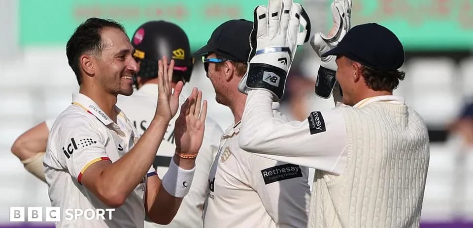 Joueurs de cricket célébrant un wicket réussi