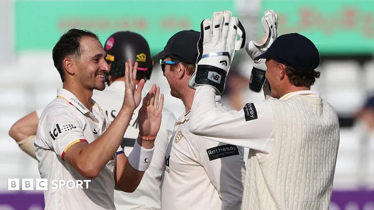Joueurs de cricket célébrant un wicket réussi