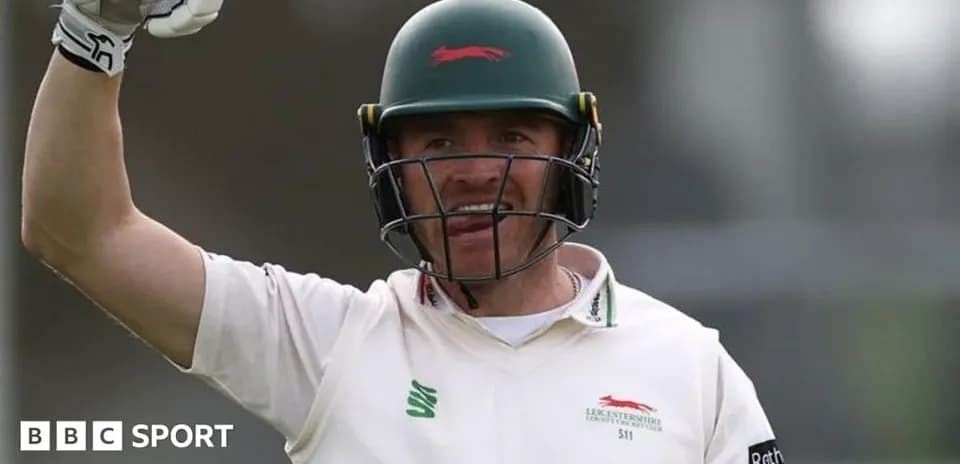Joueur de cricket célébrant un point marqué