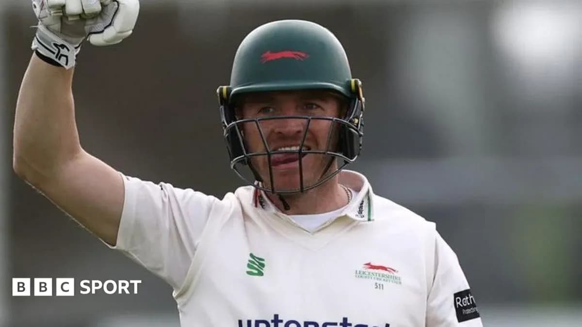 Joueur de cricket célébrant un point marqué