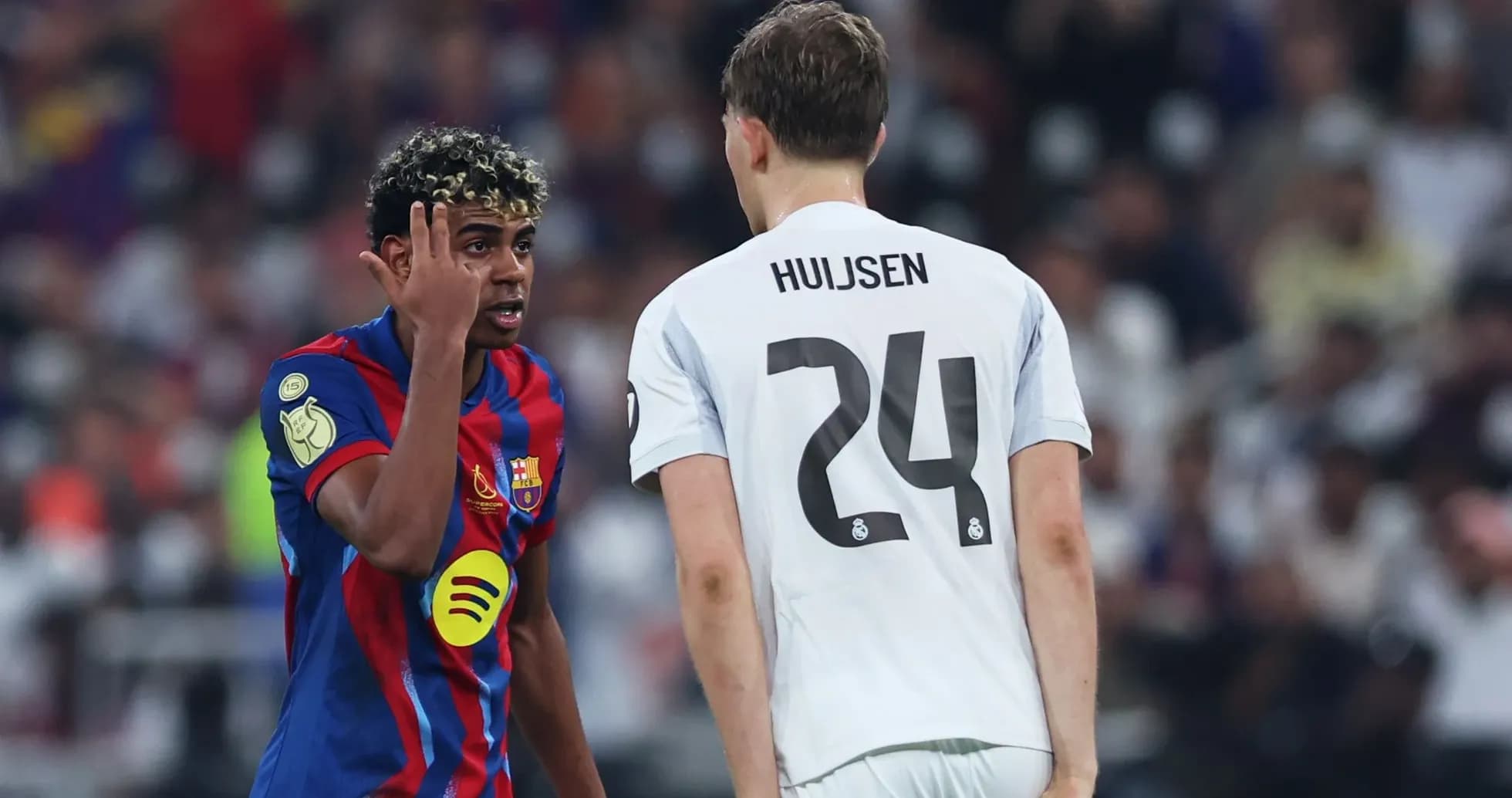 Joueur de Barcelone discutant avec un joueur de Madrid