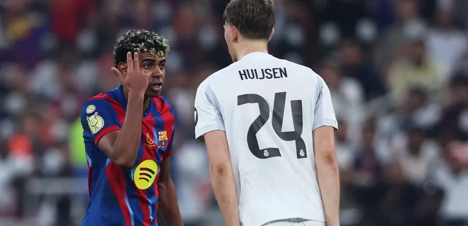 Joueur de Barcelone discutant avec un joueur de Madrid