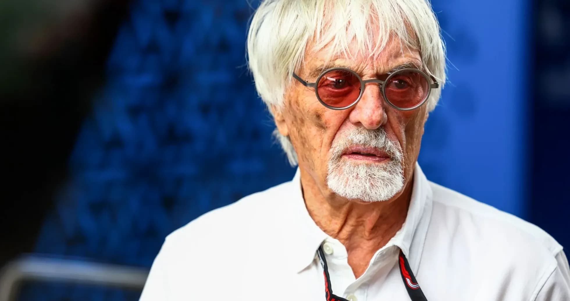 Homme âgé avec lunettes de soleil et chemise blanche