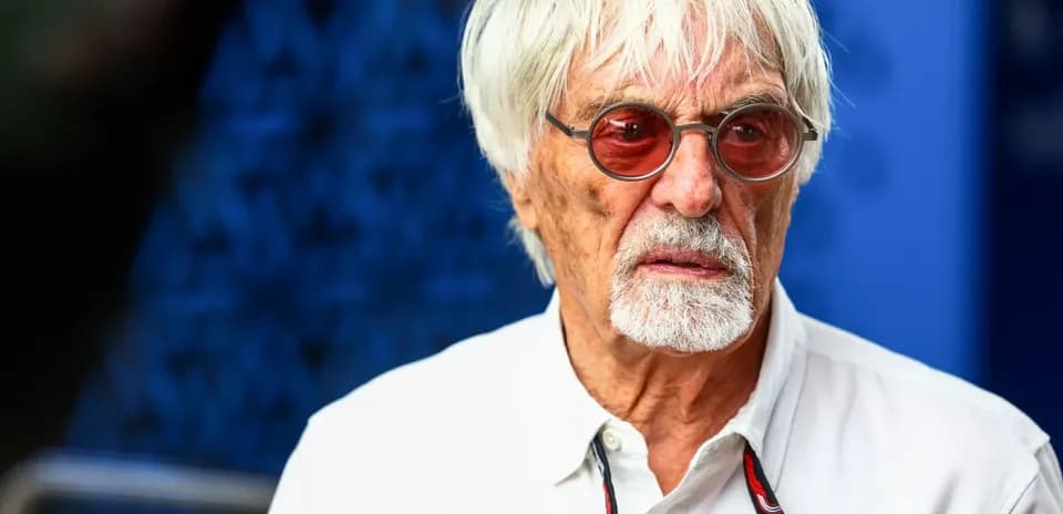 Homme âgé avec lunettes de soleil et chemise blanche