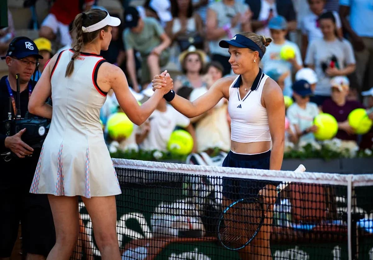 Joueuses de tennis se serrant la main après le match