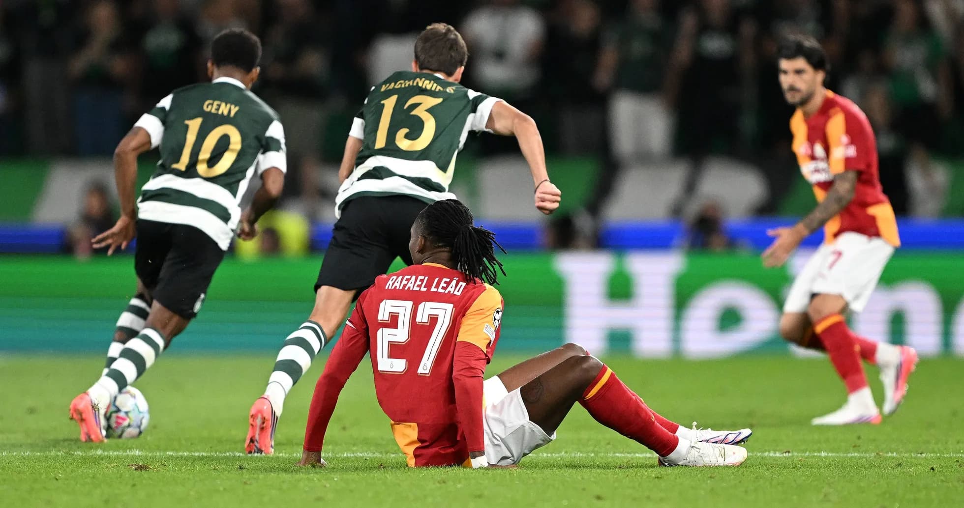 Rafael Leão assis sur le terrain après un contact