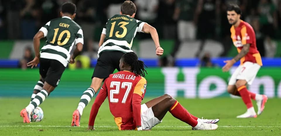 Rafael Leão assis sur le terrain après un contact