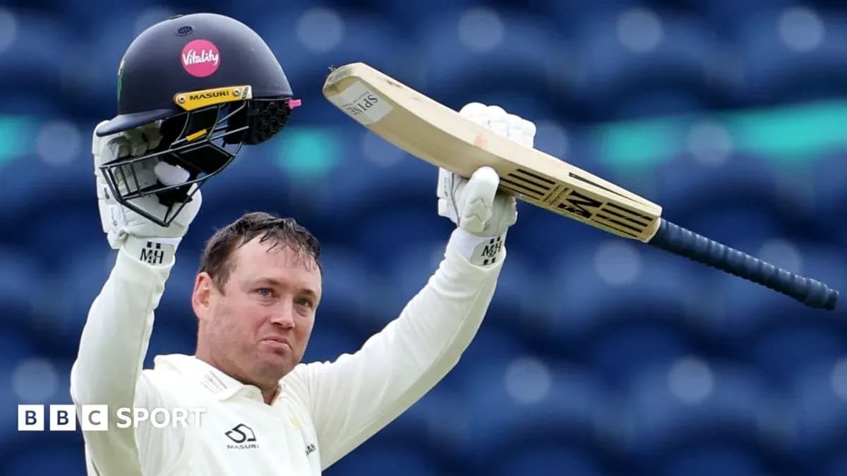 Joueur de cricket levant sa batte et casque
