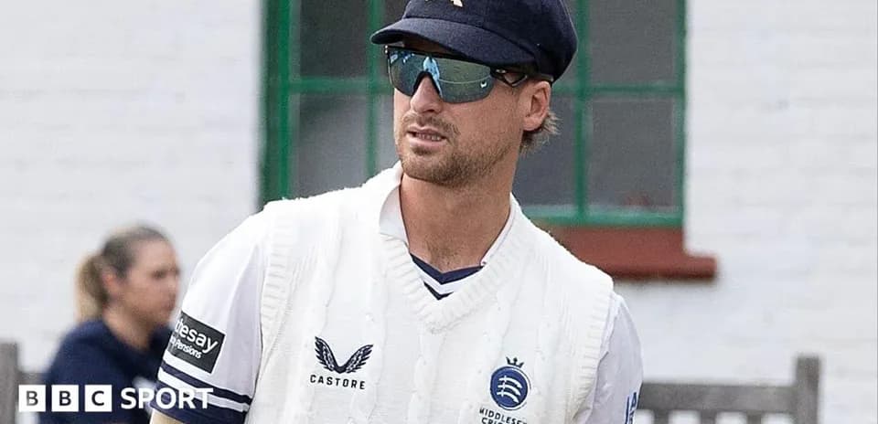Joueur de cricket avec lunettes et pull de Middlesex