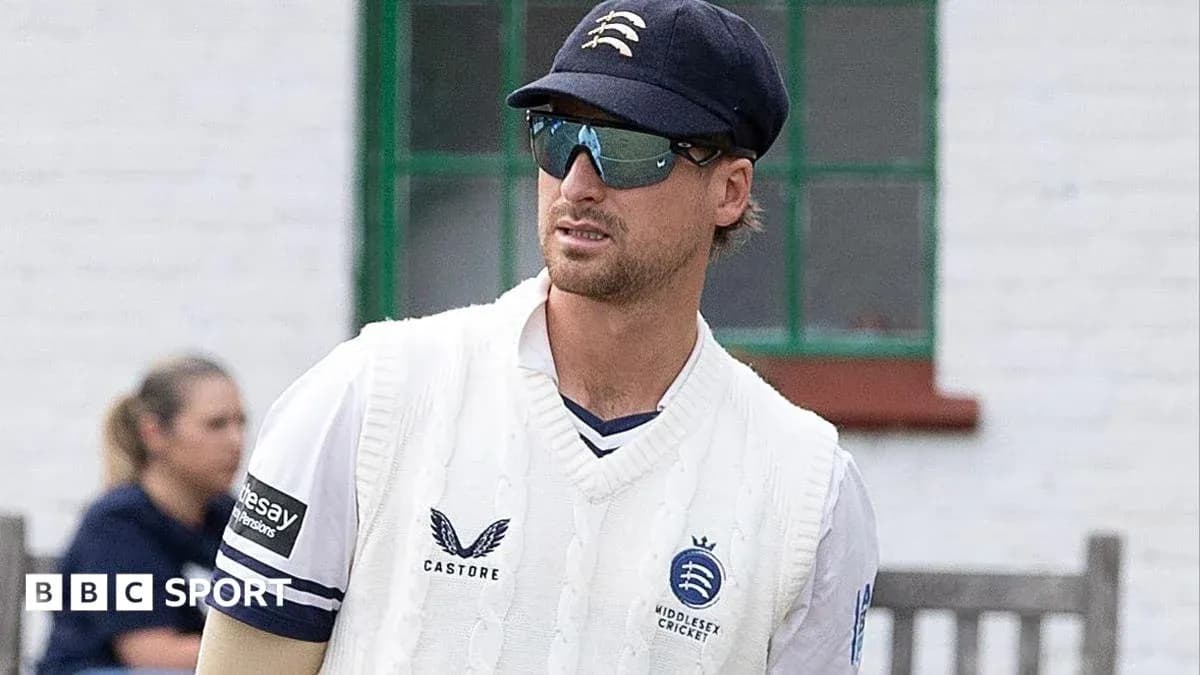 Joueur de cricket avec lunettes et pull de Middlesex