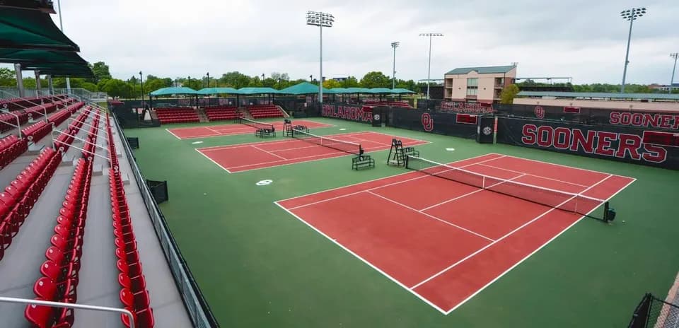 Terrains de tennis avec gradins au complexe sportif