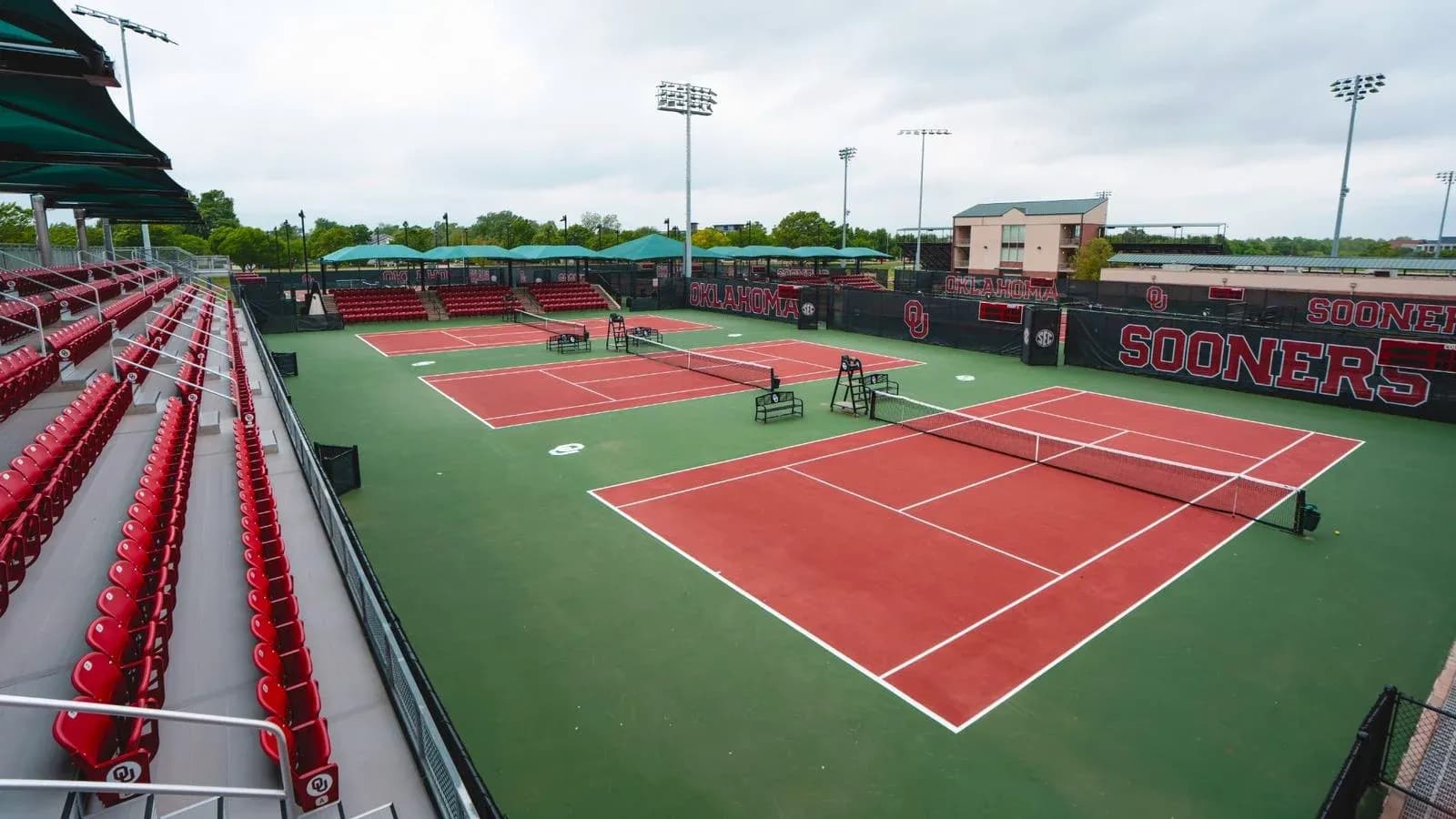 Terrains de tennis avec gradins au complexe sportif