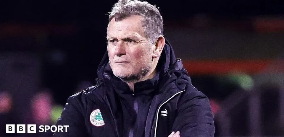 Entraîneur observant le match depuis la touche