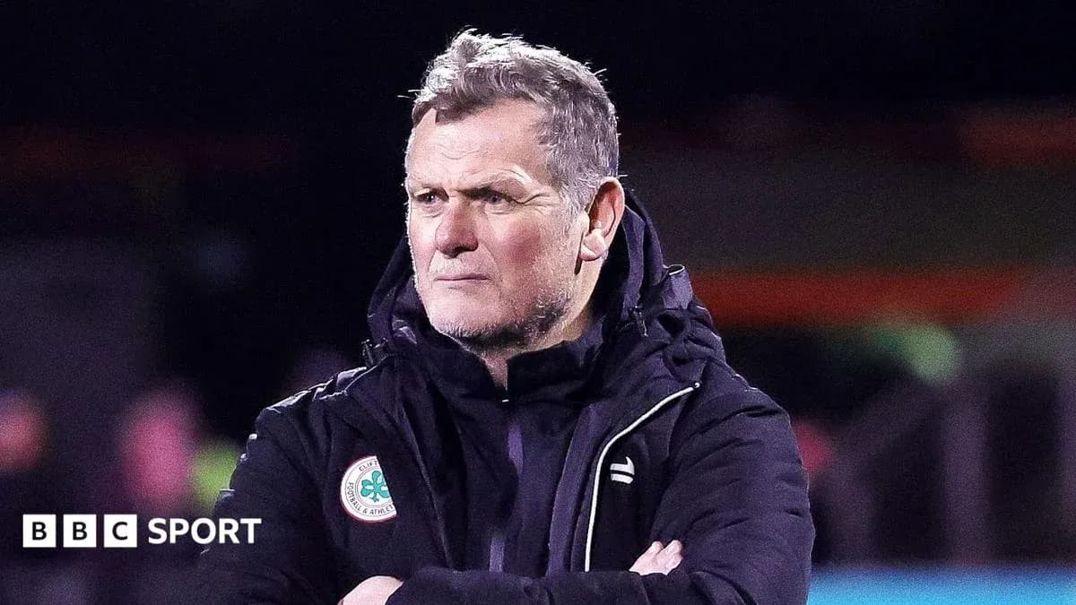 Entraîneur observant le match depuis la touche