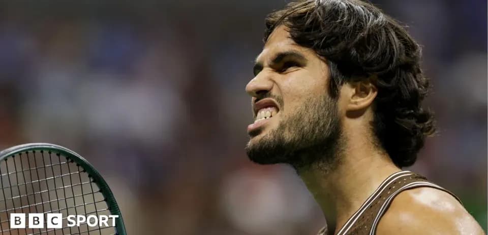 Joueur de tennis avec raquette, exprimant de la concentration