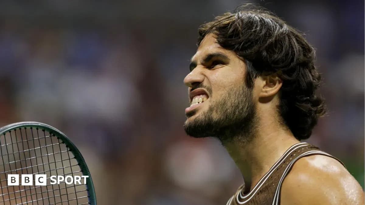 Joueur de tennis avec raquette, exprimant de la concentration