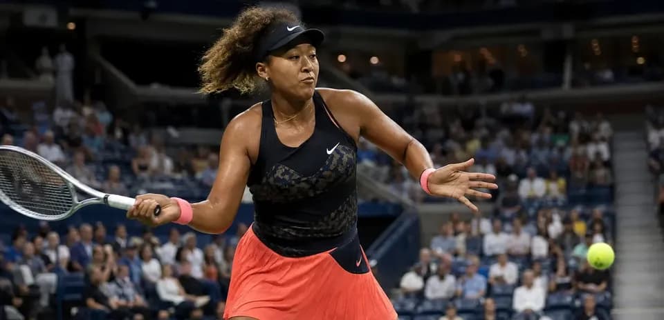 Joueuse frappant une balle de tennis sur le court