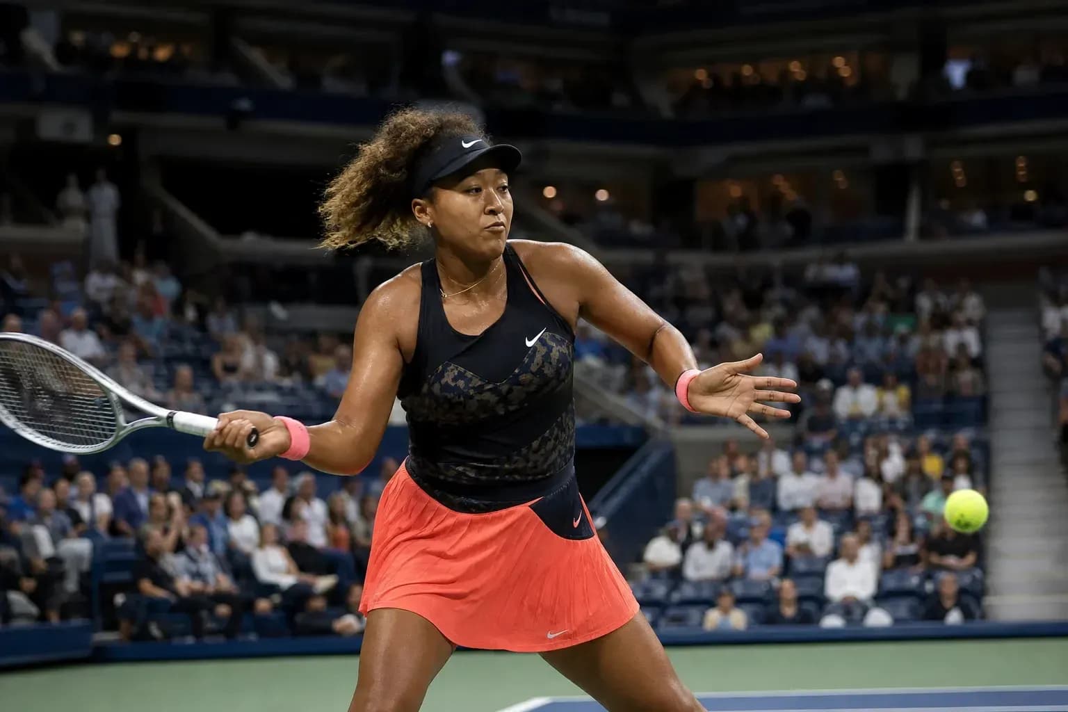 Joueuse frappant une balle de tennis sur le court
