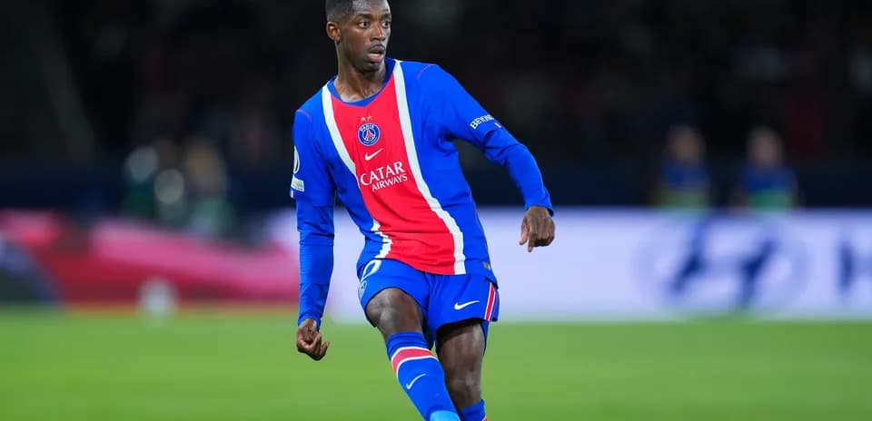 Joueur du PSG dribblant sur le terrain de football
