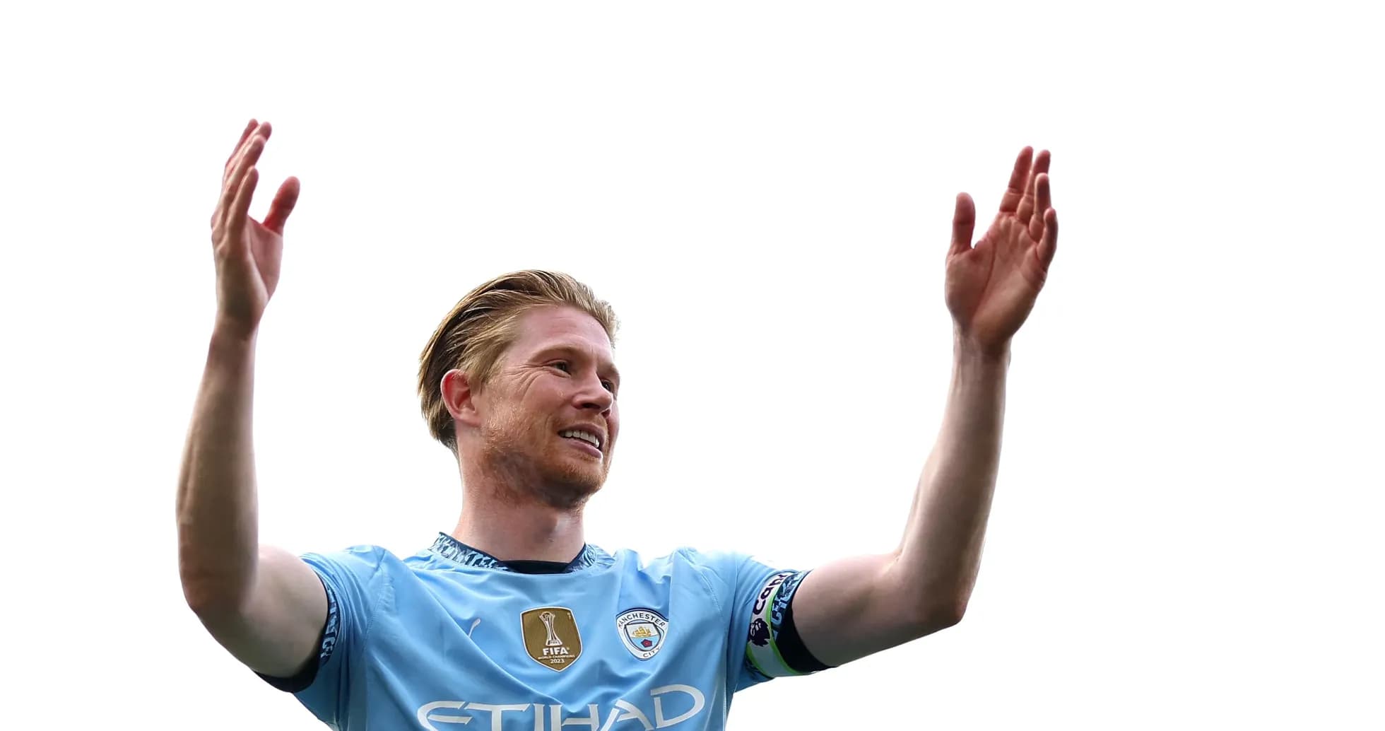 Joueur de Manchester City levant les bras en signe de célébration
