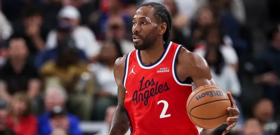 Joueur dribblant le ballon pendant un match de basket