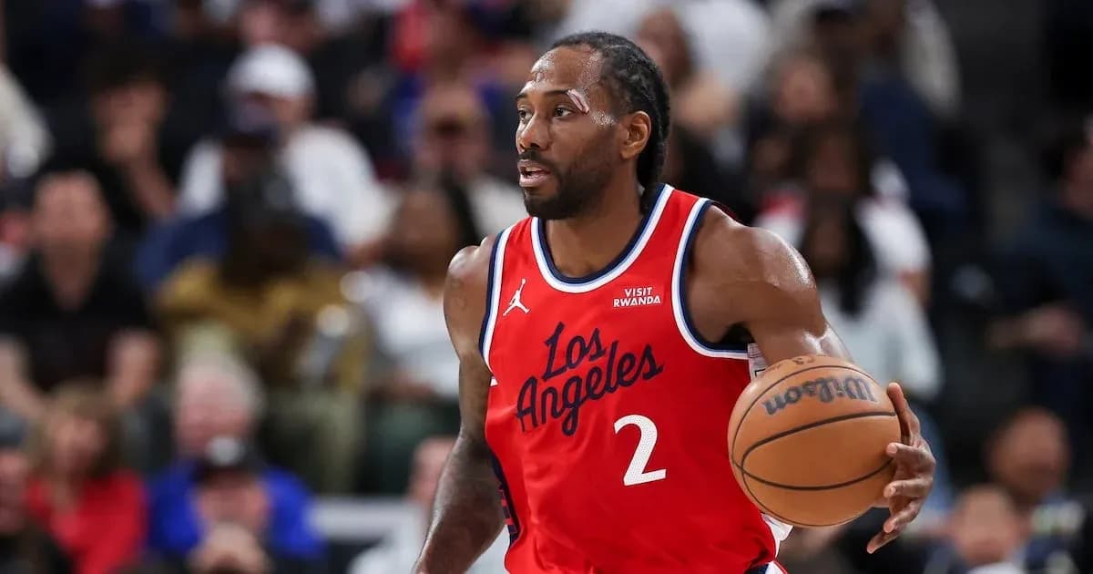Joueur dribblant le ballon pendant un match de basket