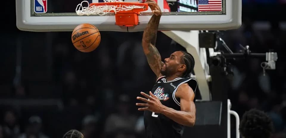 Kawhi Leonard dunking during an NBA game