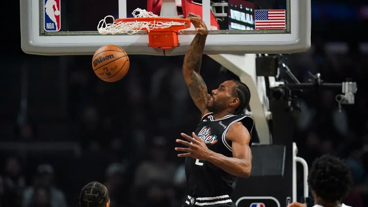 Kawhi Leonard dunking during an NBA game