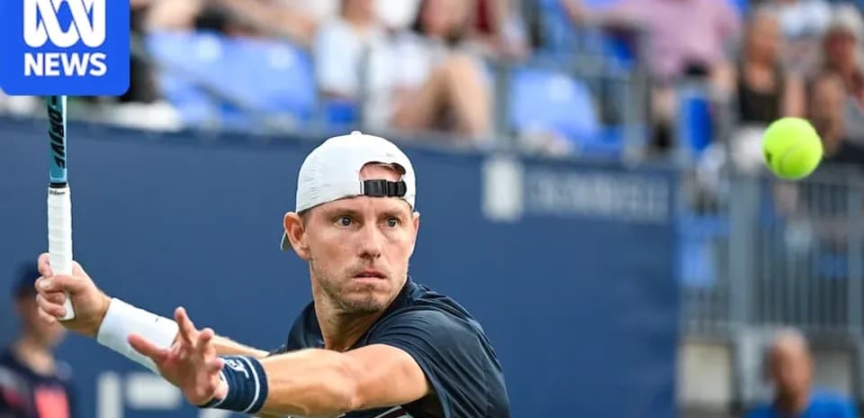 Joueur de tennis frappant une balle sur le court