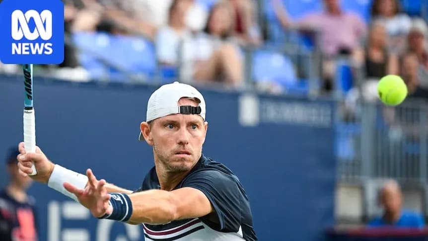 Joueur de tennis frappant une balle sur le court