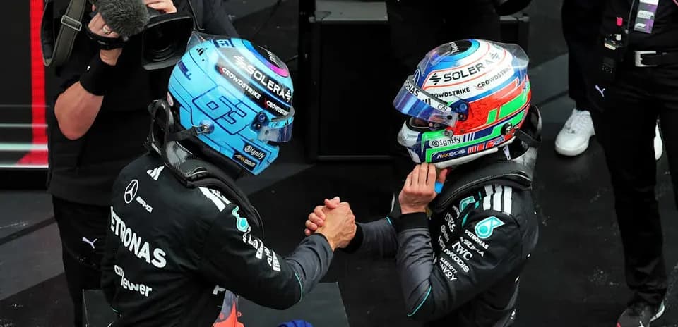 Pilotes se serrant la main après la course