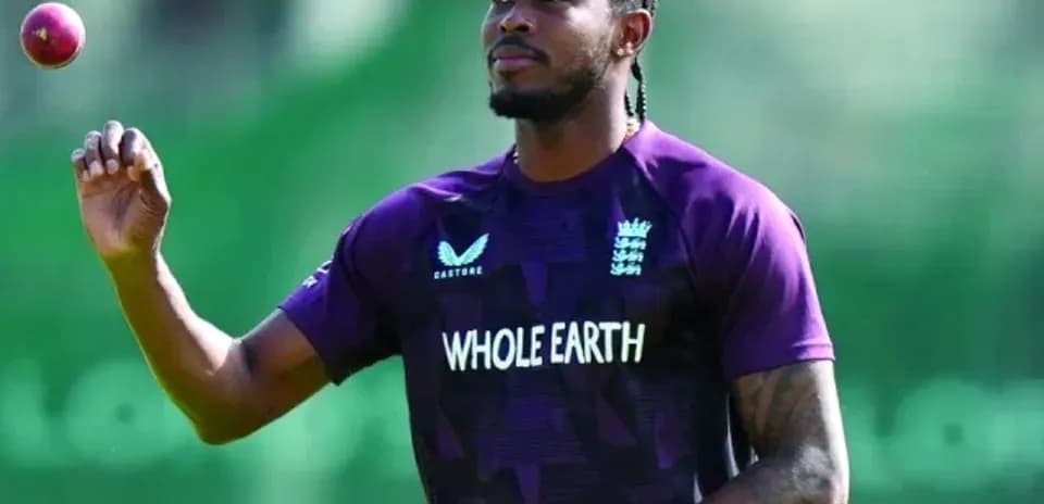 Joueur d'Angleterre s'entraînant avec une balle de cricket