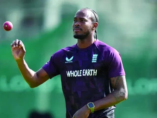 Joueur d'Angleterre s'entraînant avec une balle de cricket