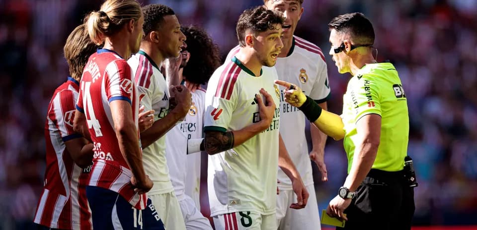 Joueurs de Madrid discutant avec l'arbitre lors du match