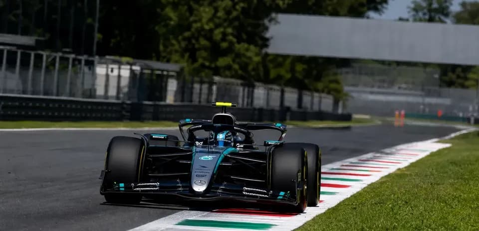 Voiture de Formule 1 sur circuit à Monza