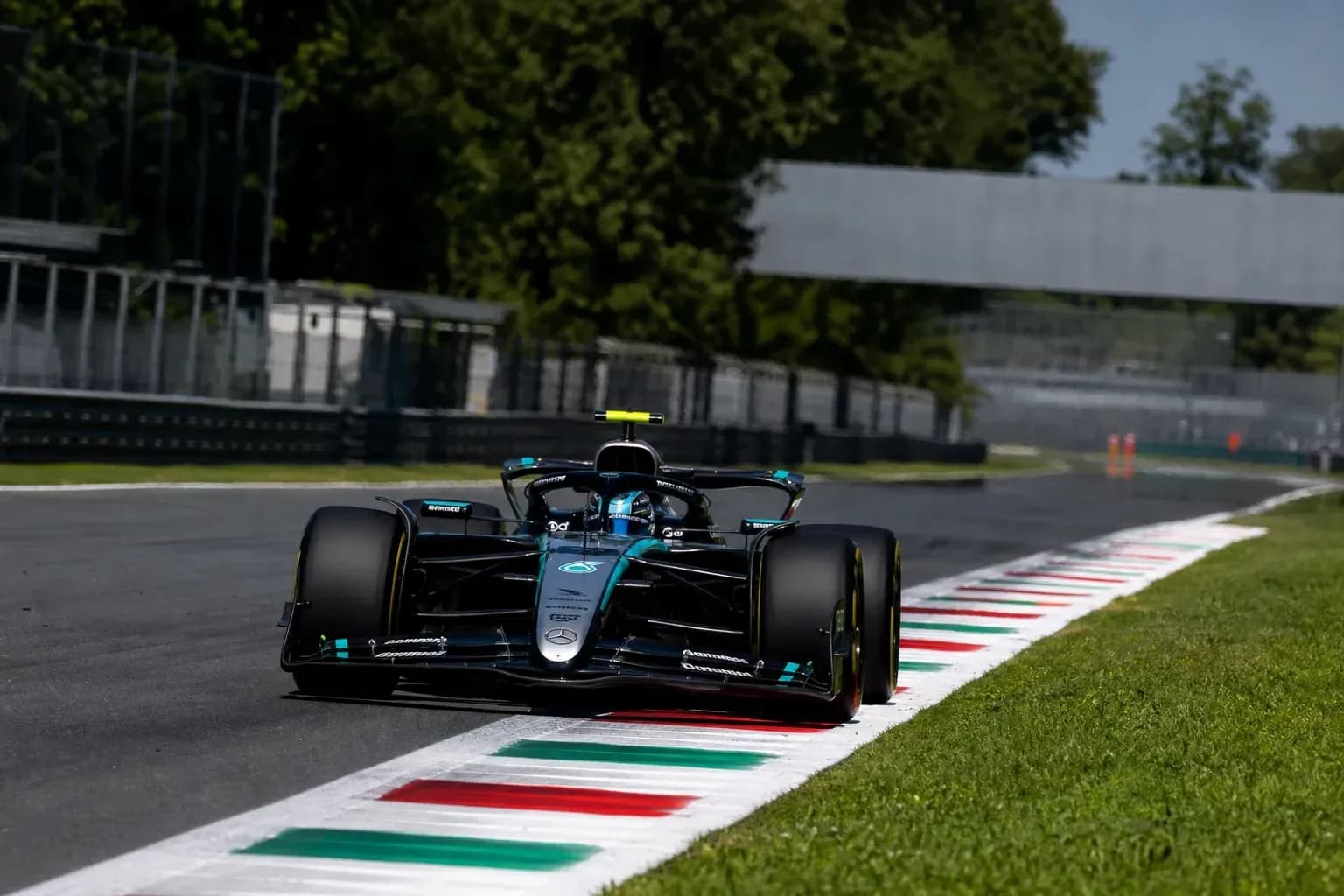 Voiture de Formule 1 sur circuit à Monza