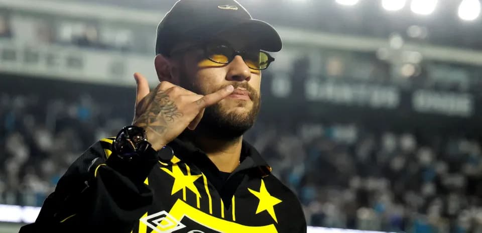 Homme faisant un signe de téléphone dans un stade