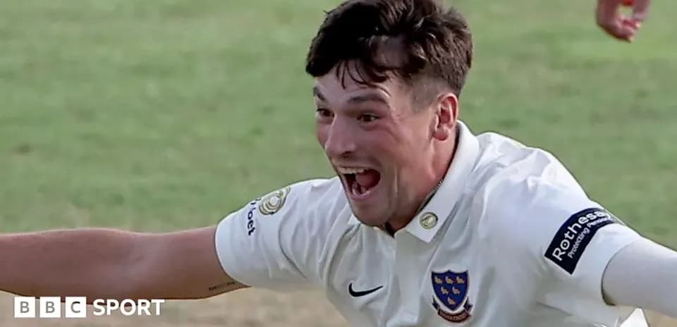 Joueur célébrant une prise de wicket sur le terrain