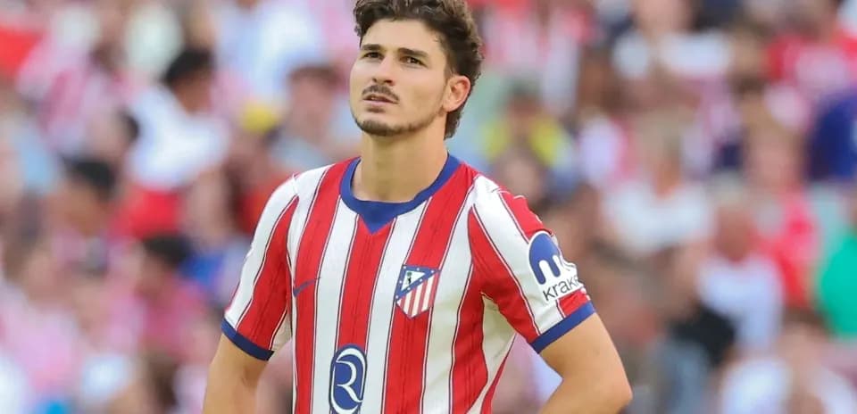 Joueur d'Atletico Madrid regardant le terrain