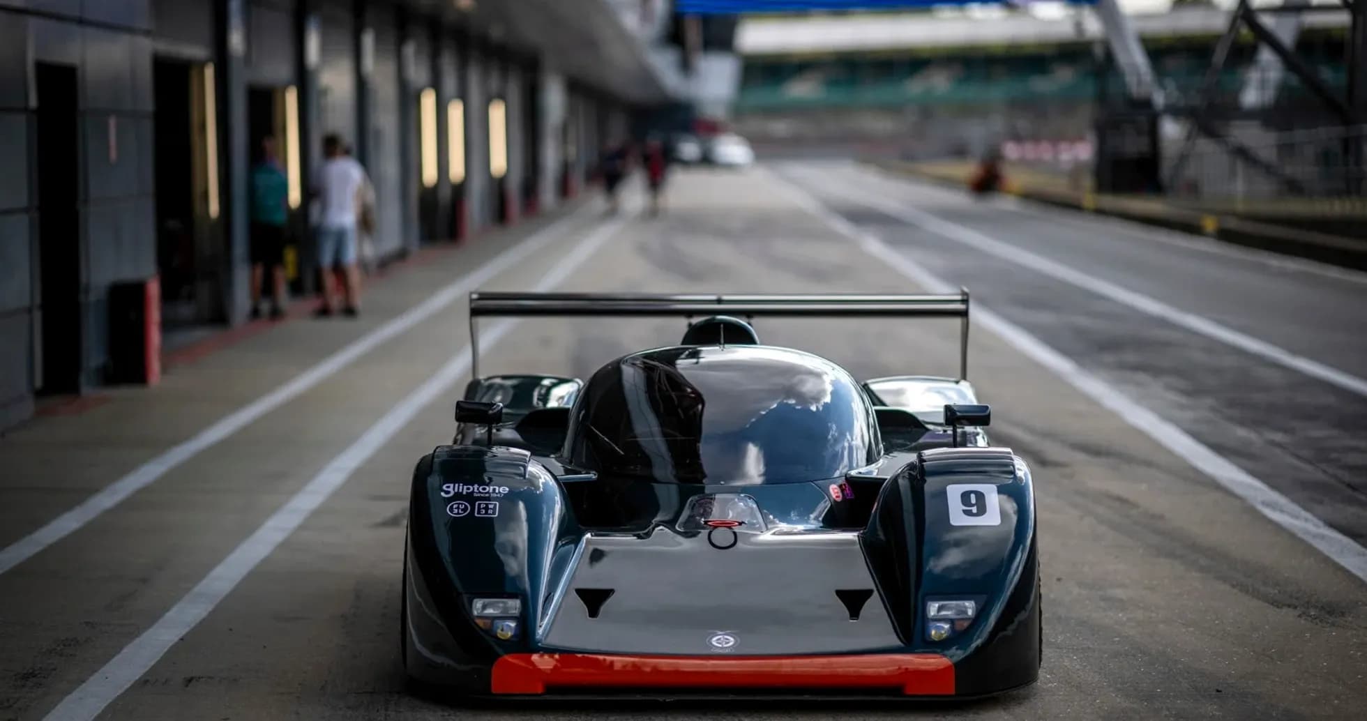 Voiture de course dans les stands de circuit