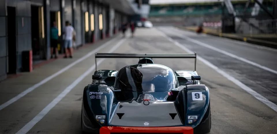 Voiture de course dans les stands de circuit