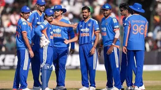 Équipe de cricket indienne en discussion sur le terrain