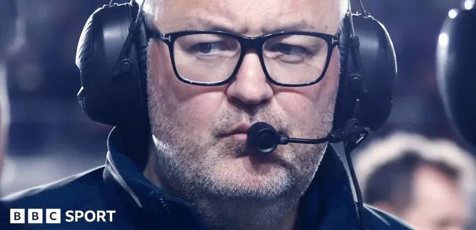 Entraîneur avec écouteurs pendant un match