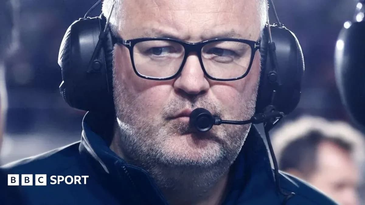 Entraîneur avec écouteurs pendant un match