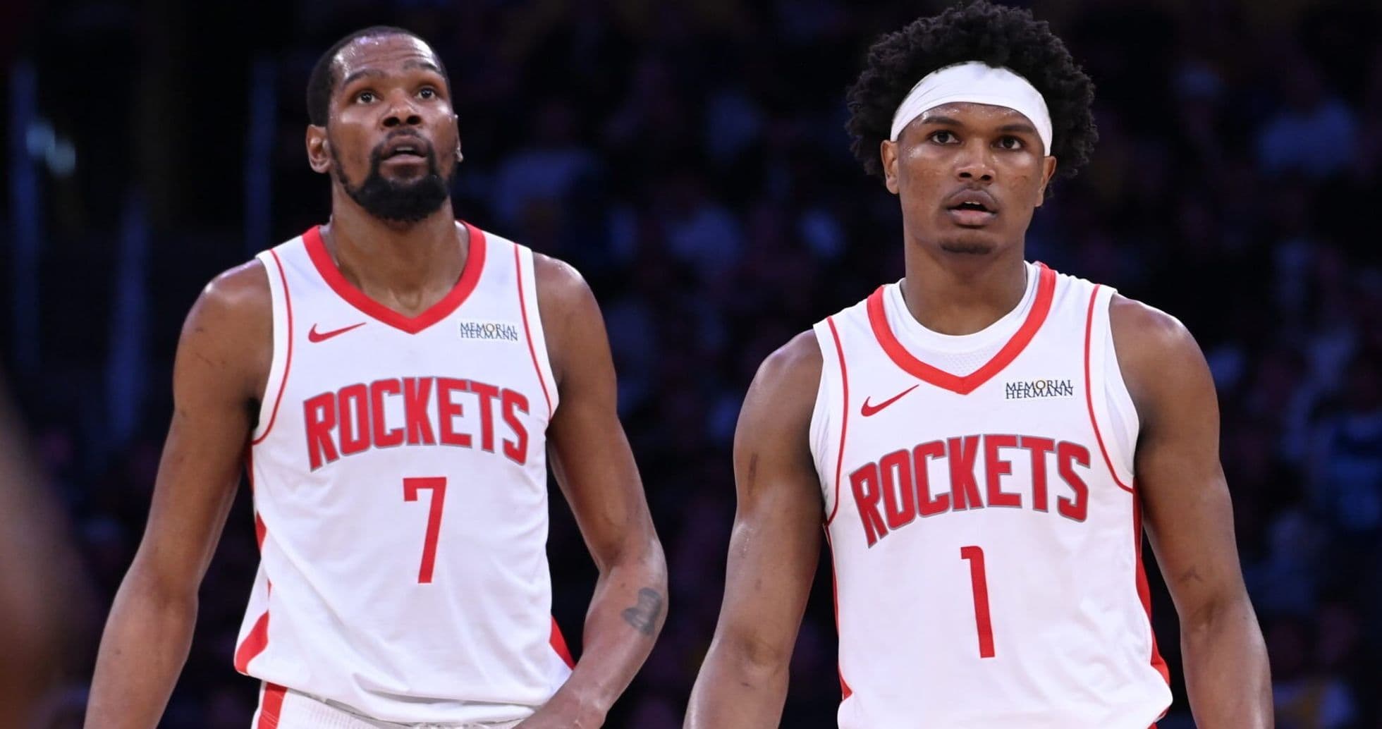 Deux joueurs des Rockets sur le terrain de basket