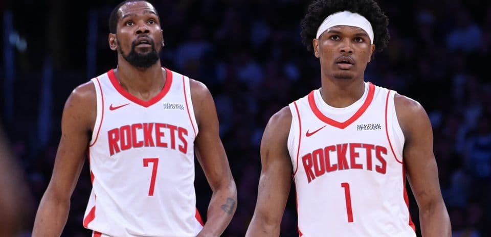 Deux joueurs des Rockets sur le terrain de basket
