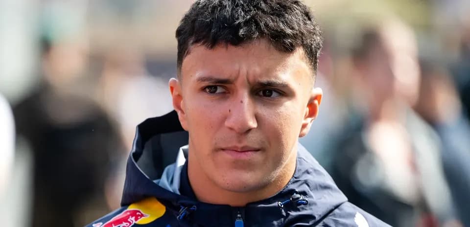 Pilote de Formule 1 portant une veste Red Bull